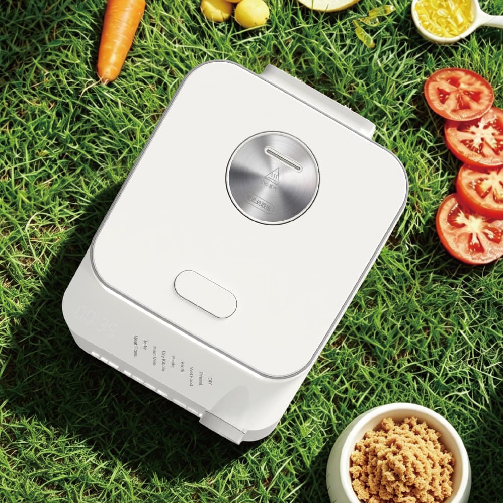 Ullopet from above on grass with tomatoes and a finished bowl
