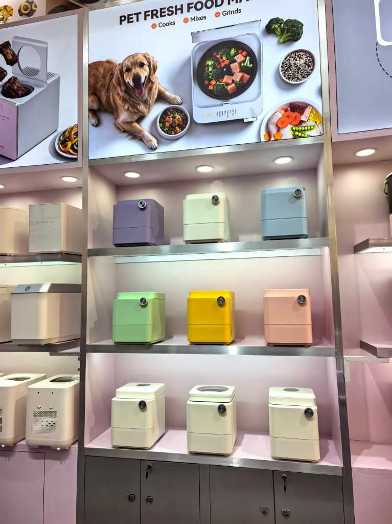 Canton Fair 2026 display of Ullopet pet fresh food makers in multiple colors under a Cooks Mixes Grinds banner